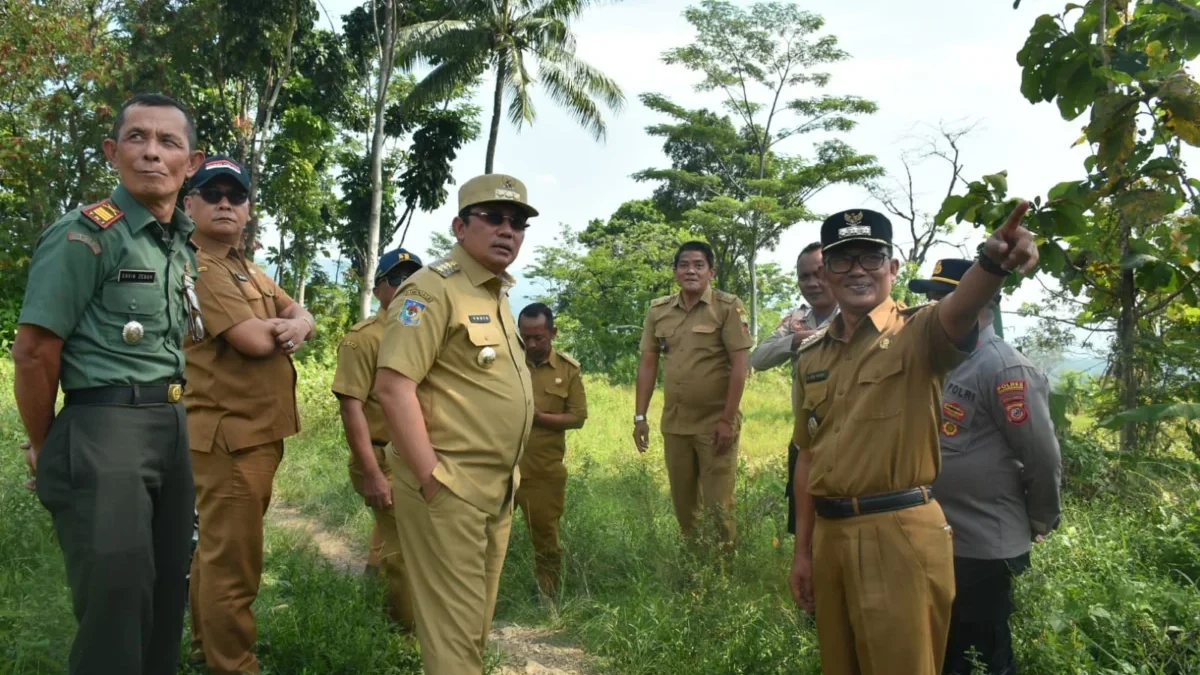 TINJAU: Pj Bupati Sumedang Yudia Ramli saat meninjau ruas jalan Tanjungmulya-Boros, baru-baru ini.