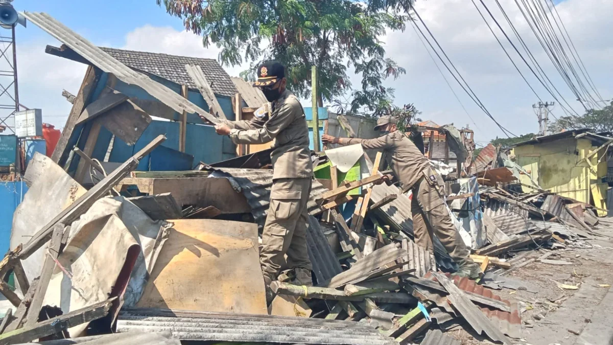 Di sepanjang ruas Jalan Raya Bandung-Garut, puluhan kios liar yang berdiri secara ilegal akhirnya dibongkar ol