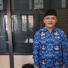 SAMPAIKAN: Kepala seksi PDPontren H Agus saat memaparkan pengajuan legalitas Pondok Pesantren di kantornya, Ra