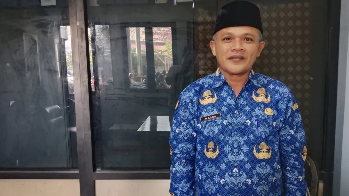 SAMPAIKAN: Kepala seksi PDPontren H Agus saat memaparkan pengajuan legalitas Pondok Pesantren di kantornya, Ra