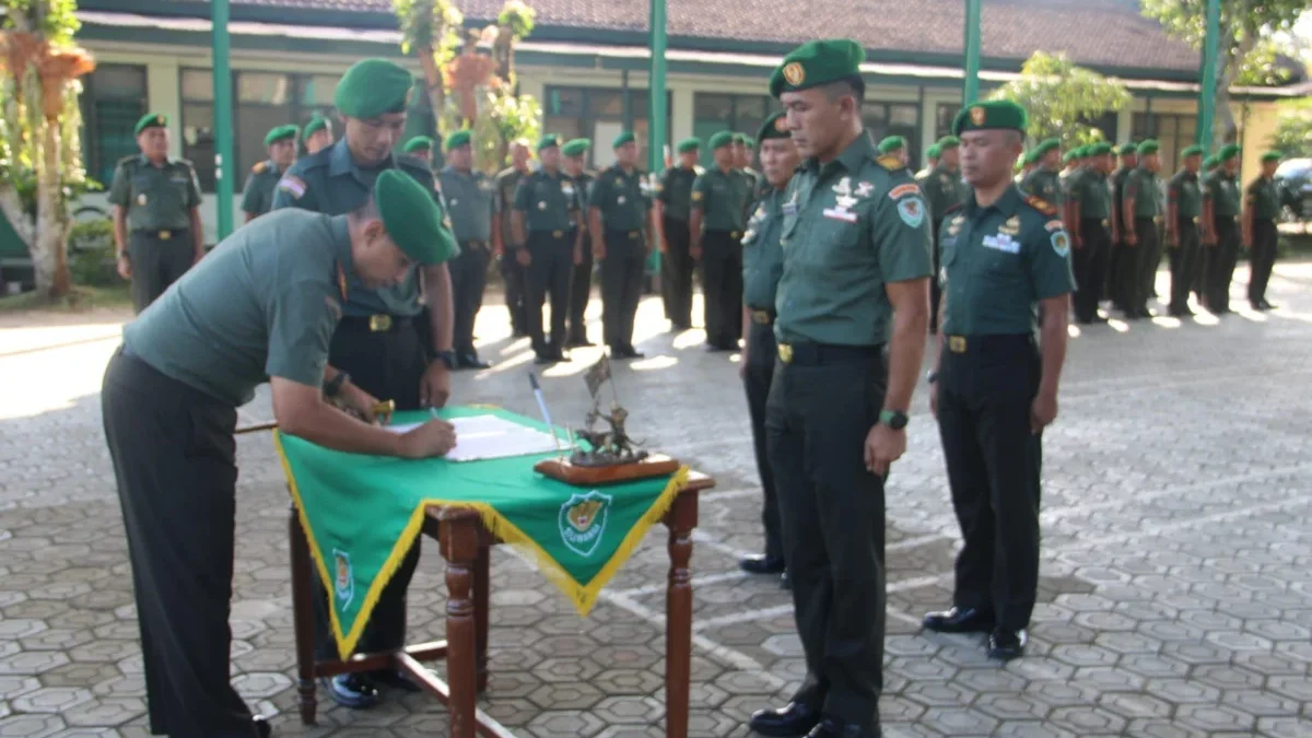 TANDA TANGAN: Dandim 0610/Sumedang Letkol Kav Christian Gordon Rambu M.Si(Han) saat Serah Terima Jabatan dan K