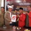 DUKUNG: Ketua DPD PSI Firman Firdaus beserta Ketua DPC Gerindra Heri Ukasah saat berfoto bersama di Kantor DPC