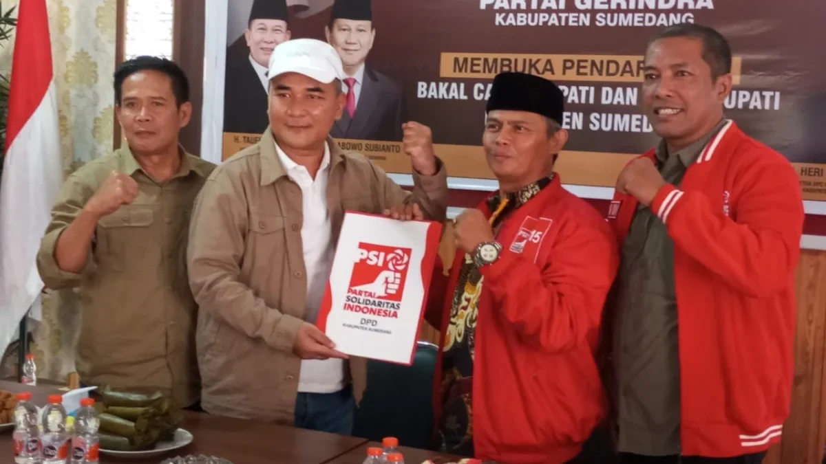 DUKUNG: Ketua DPD PSI Firman Firdaus beserta Ketua DPC Gerindra Heri Ukasah saat berfoto bersama di Kantor DPC