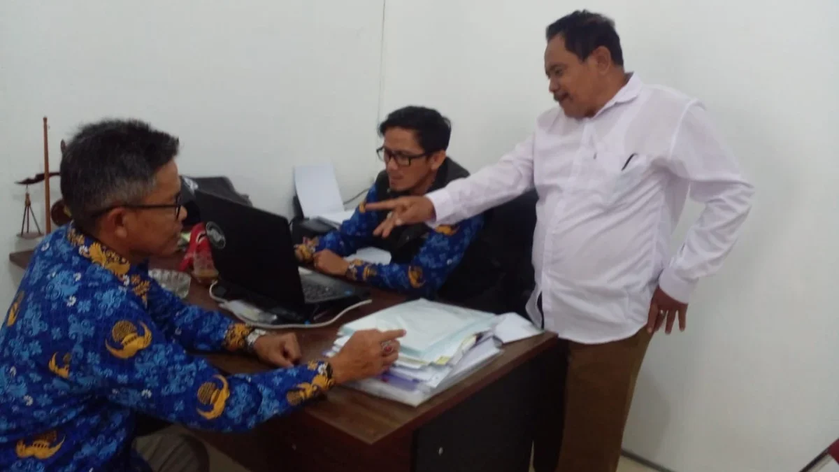 BERBINCANG: Sekretaris Desa Jatihurip, Beni Rahmat Sopian bersama para Kasi saat membahas pencapaian IKD di de