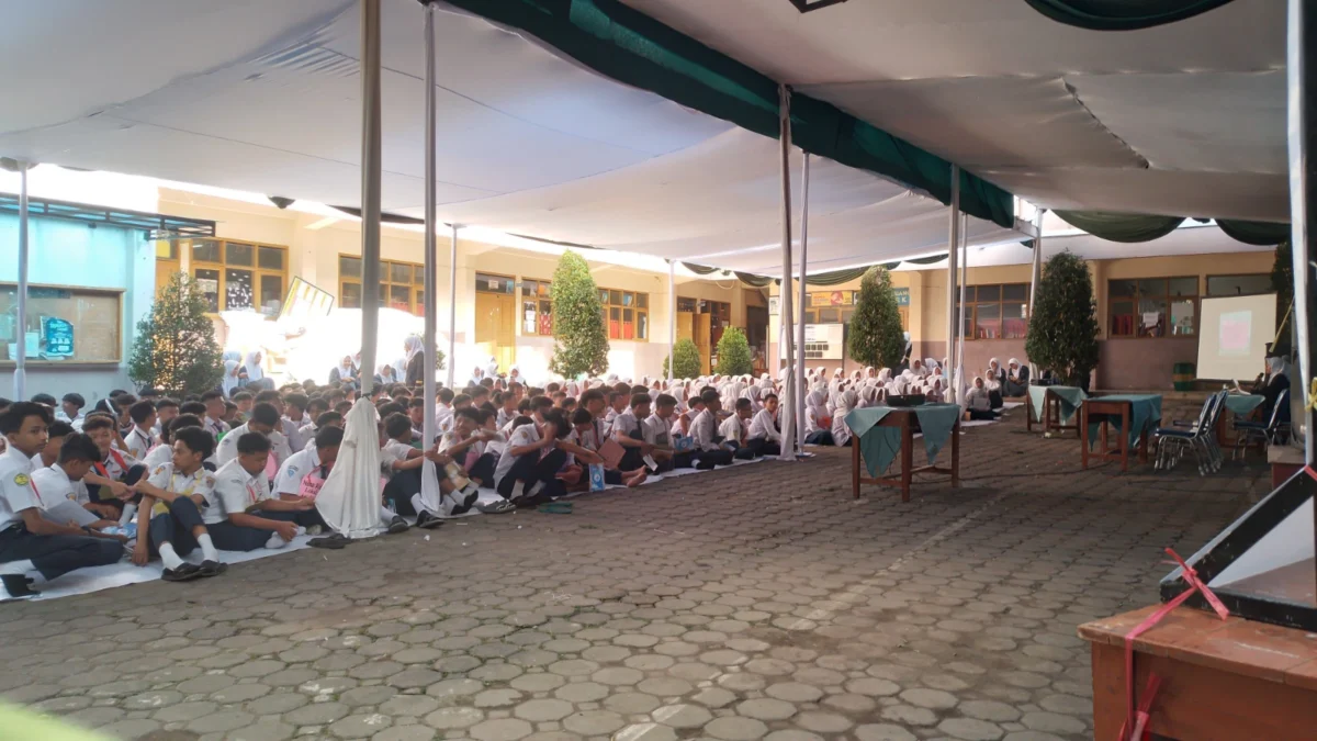 IKUTI: Sejumlah siswa saat mengikuti kegiatan MPLS di SMA Bina Muda, baru-baru ini.