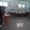 GELAR: Lingkar Mahasiswa Sumedang saat mengadakan acara Seminar Pendidikan di salah satu sekolah, belum lama i