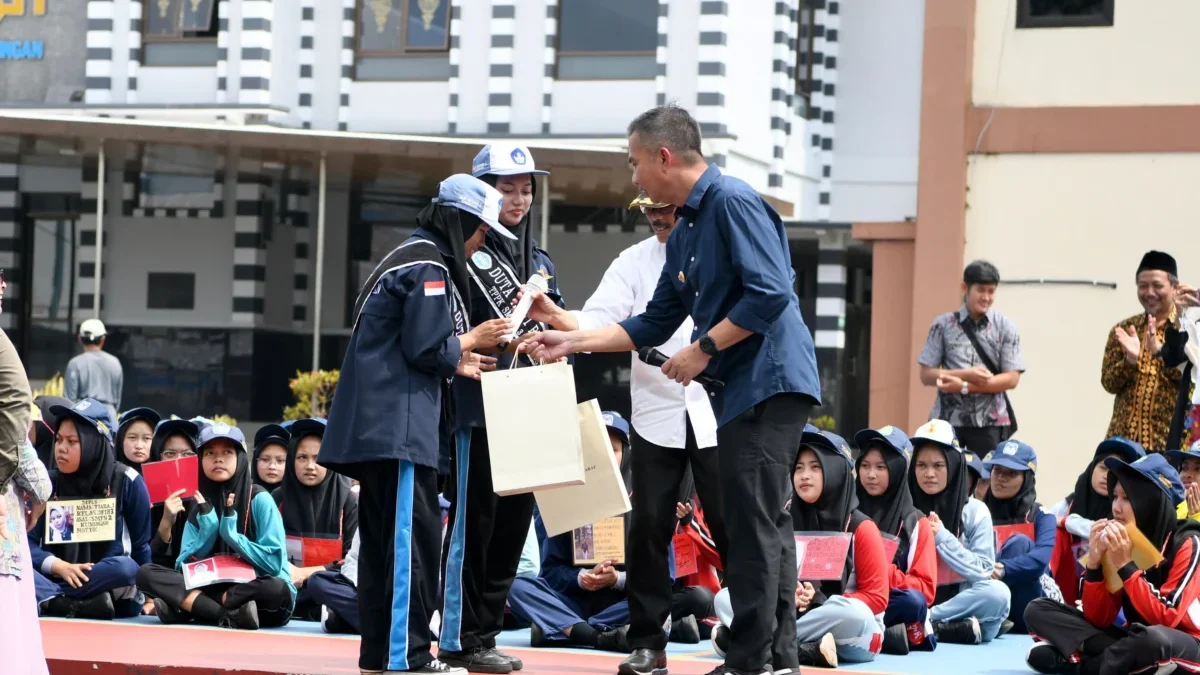 Pj Gubernur Jabar Bey Machmudin meninjau pelaksanaan Masa Pengenalan Lingkungan Sekolah (MPLS) di SMK Negeri 3