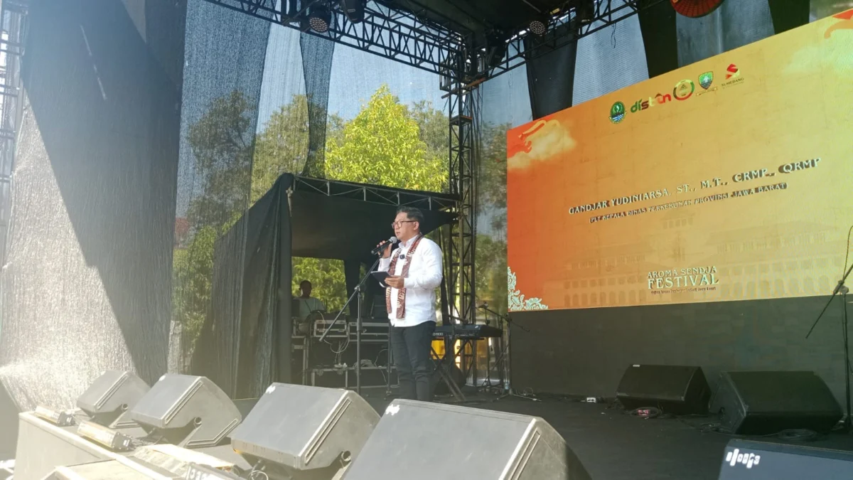 BUKA: Plt Kepala Disbun Jabar Gandjar Yudiniarsa saat menyampaikan sambutan dalam acara Aroma Sendja Festival