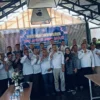 BERSAMA: Sekretaris DPD Apdesi Jawa Barat, Budi Santoso (tengah) saat berfoto dengan para Ketua DPK Apdesi di