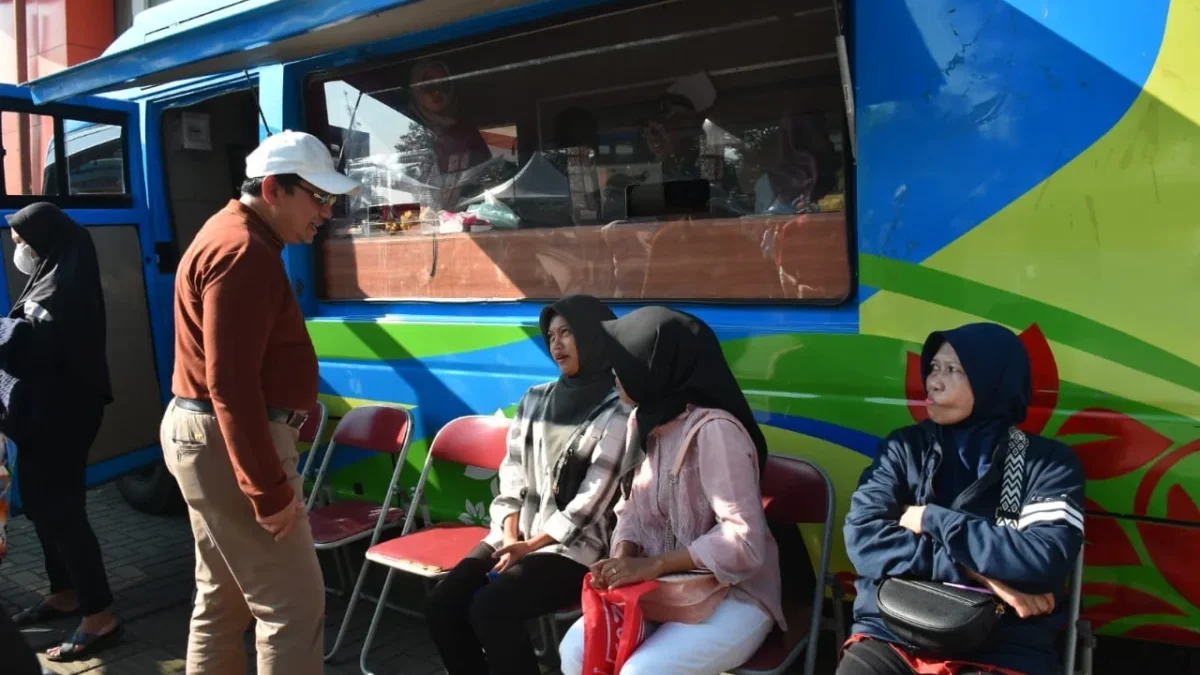 MONITORING: Pj Bupati Sumedang saat melakukan monitoring kegiatan CFD di Alun-alun Sumedang, Minggu (21/7).