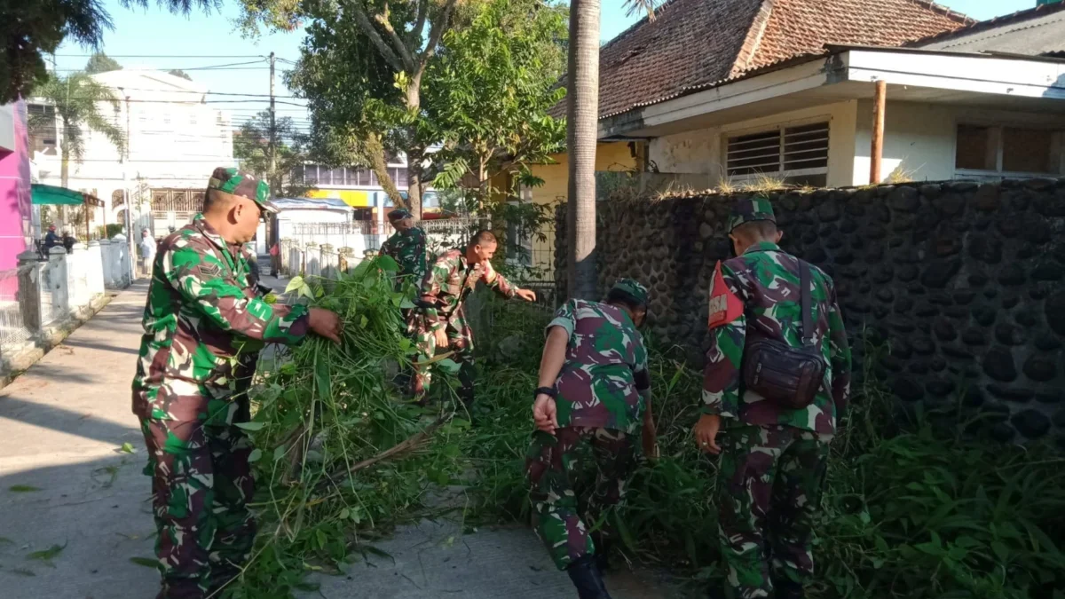 BERSIHKAN: Serka Cepi Cahyana bersama anggota saat melaksanakan kegiatan pembersihan Gereja Pasundan, baru-bar