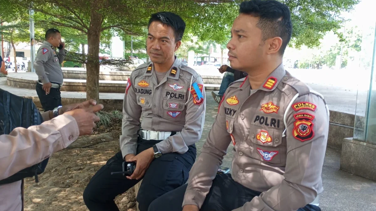 DIWAWANCARA: Kasatlantas Polres Sumedang AKP Rizky Pratama Aulia (kanan) saat memberikan penjelasan mengenai l