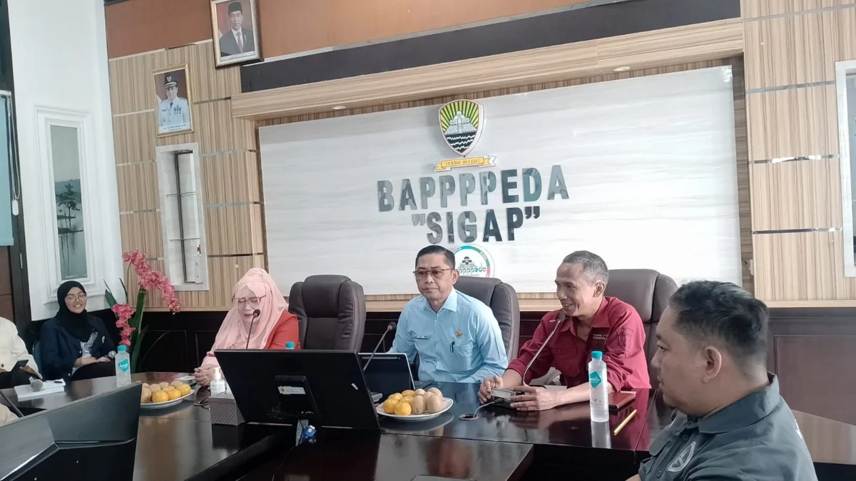 BAHAS: Kepala Bappppeda Kabupaten Sumedang Agus Wahidin pada saat rapat penanganan stunting dan miskin ekstrem