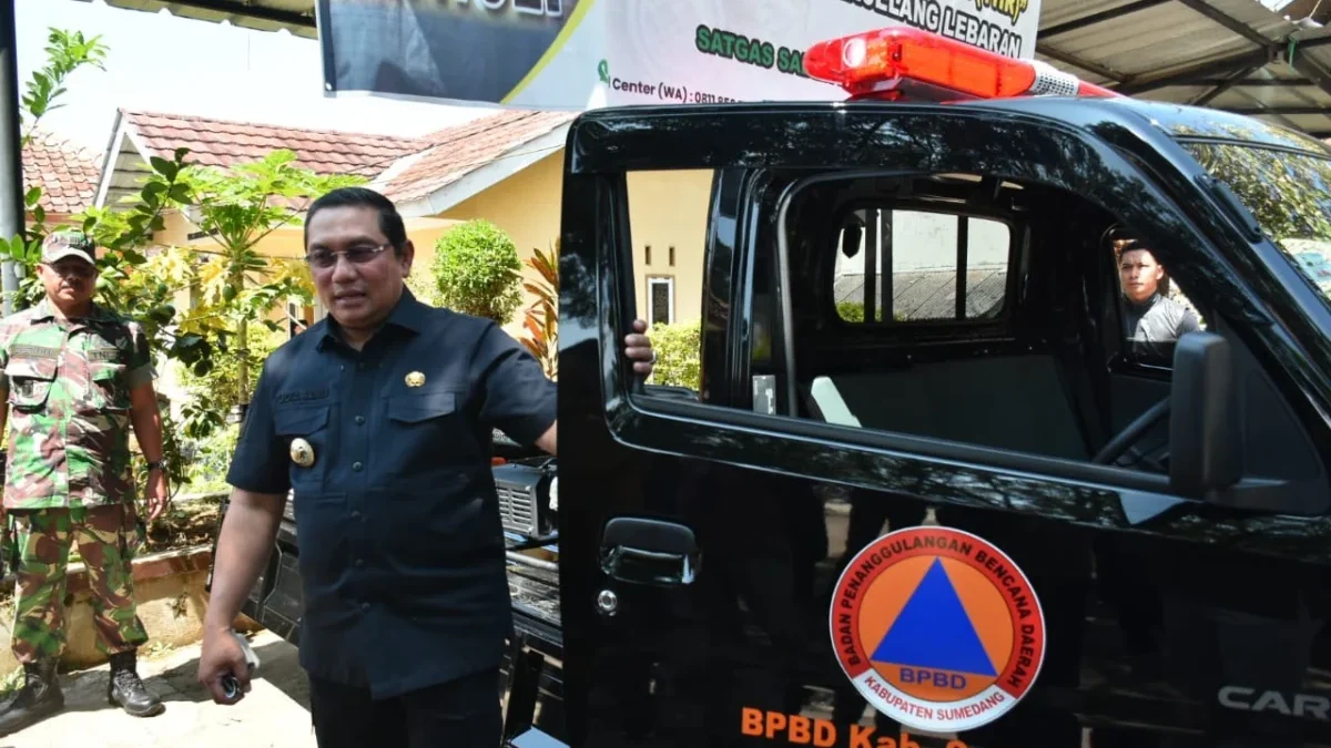 SERAHKAN: Pj Bupati Sumedang Yudia Ramli saat menyerahkan bantuan mobil operasional tanggap bencana di Kecamat