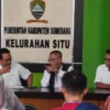 RAPAT: Kasi Pemerintahan dan Ketertiban Umum Kelurahan Situ, Hendar S Mulyazi SE saat mendampingi Kabid Pertan