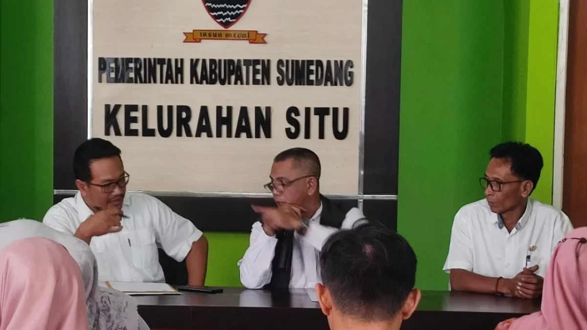 RAPAT: Kasi Pemerintahan dan Ketertiban Umum Kelurahan Situ, Hendar S Mulyazi SE saat mendampingi Kabid Pertan