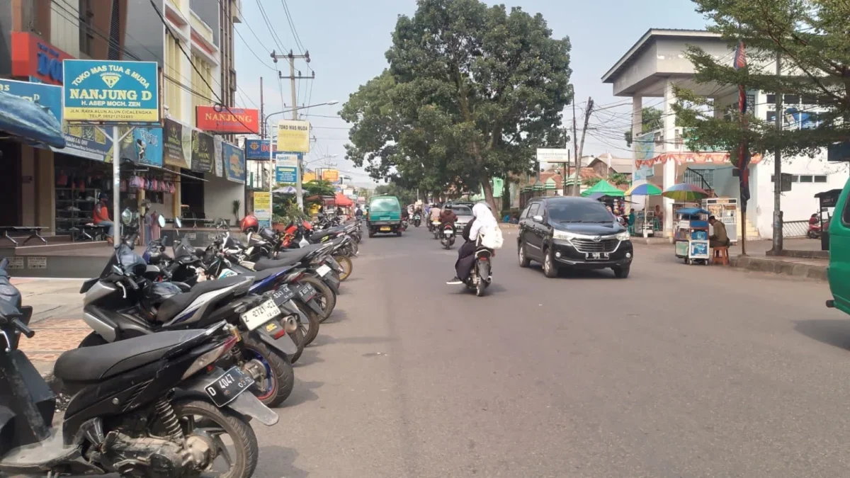 BERJEJER: Puluhan sepeda motor terparkir di lahan parkir yang tidak resmi di sepanjang Jalan Raya Cicalengka K