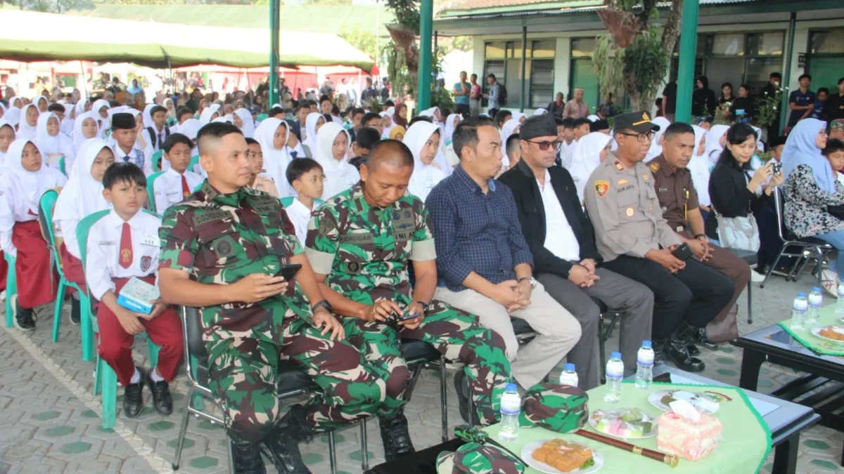 IKUTI: Sejumlah siswa yang mengikuti kompetisi Matematika dan Biantara Sunda di Makodim 0610/Sumedang, baru-ba