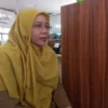 PAPARKAN: Fungsional Ahli Gizi Madya Dinas Kesehatan Nina Triana saat memaparkan mengenai Upaya gizi seimbang