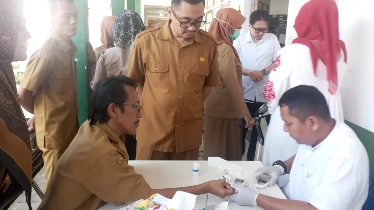 PERIKSA: Plt Kabid P2P Dinas Kesehatan Aan Sugandi saat menjalani pemeriksaan gula darah di Kantor Dinas Keseh