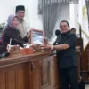 SERAHKAN: Pj Bupati Sumedang Yudia Ramli saat menyampaikan Nota pengantar P2APBD 2023 ke DPRD, belum lama ini.