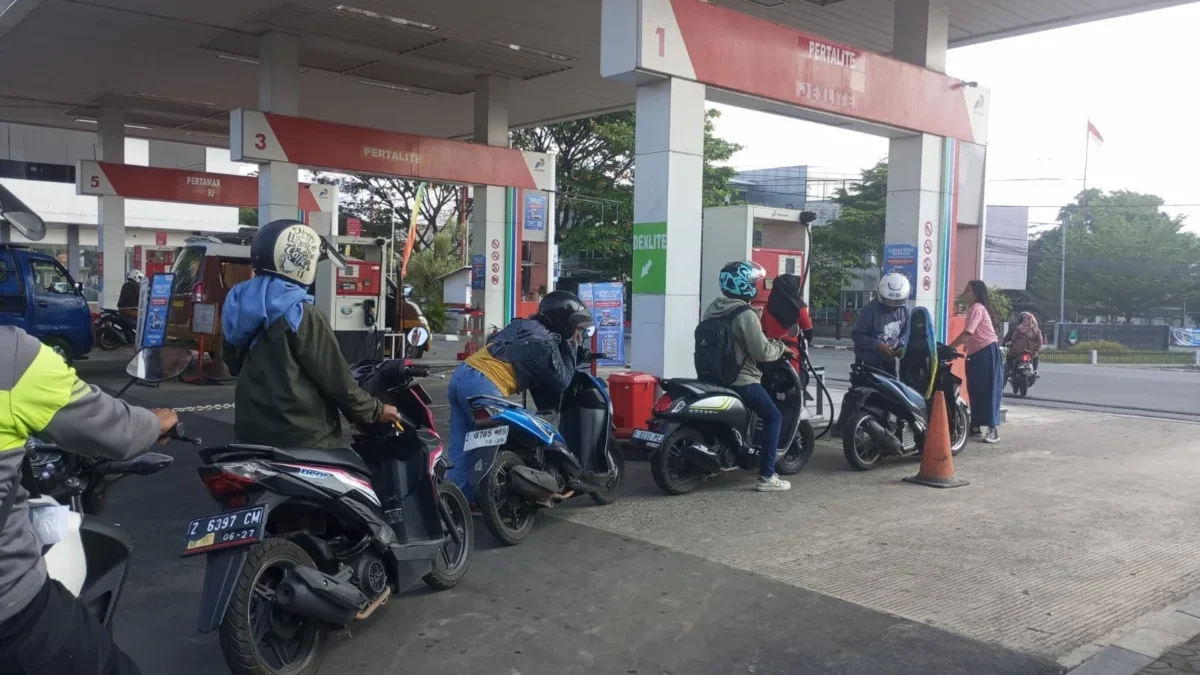 ANTRE: Sejumlah pemotor saat mengantre membeli BBM jenis Pertalite di salah satu SPBU, Rabu (31/7).