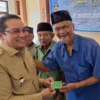 Pj Bupati Sumedang Bagikan Kartu Tangkis untuk Warga Miskin di Cisarua