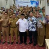 Pj Sekda Arif Kurniawan ST berfoto bersama dengan peserta peningkatan kapasitas TPPS Kelurahan se-Kota Cirebo