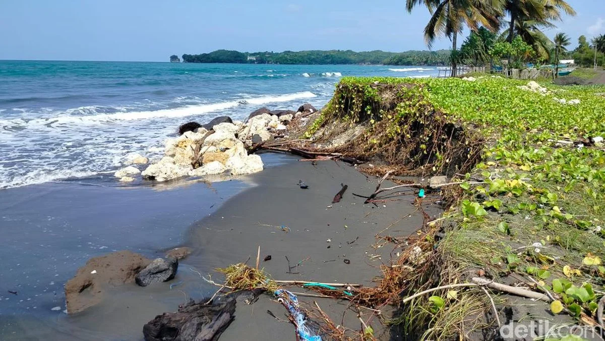 Alami Abrasi: Beginilah Keadaan Pantai Batukaras di Kabupaten Pangandaran