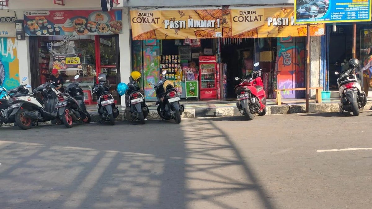 Sejumlah kendaran bermotor berederet parkir di kawasan Alun-alun Ciamis, Kamis 11 Juli 2024.