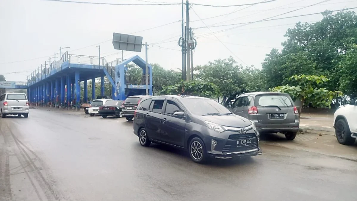 Sejumlah kendaraan roda empat terparkir di Pantai Barat Pangandaran pada 7 Juli 2024.