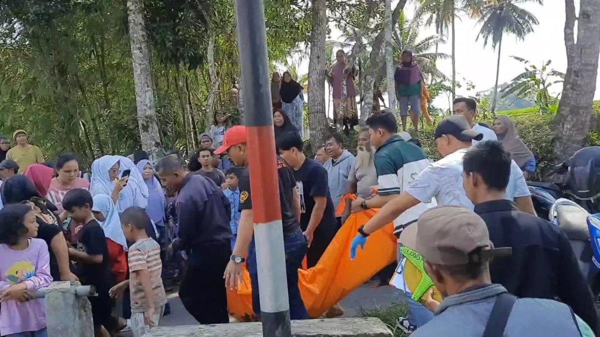 Tim Inafis Polres Tasikmalaya melakukan evakuasi terhadap jasad yang ditemukan di irigasi Desa Cikunir Kecamat