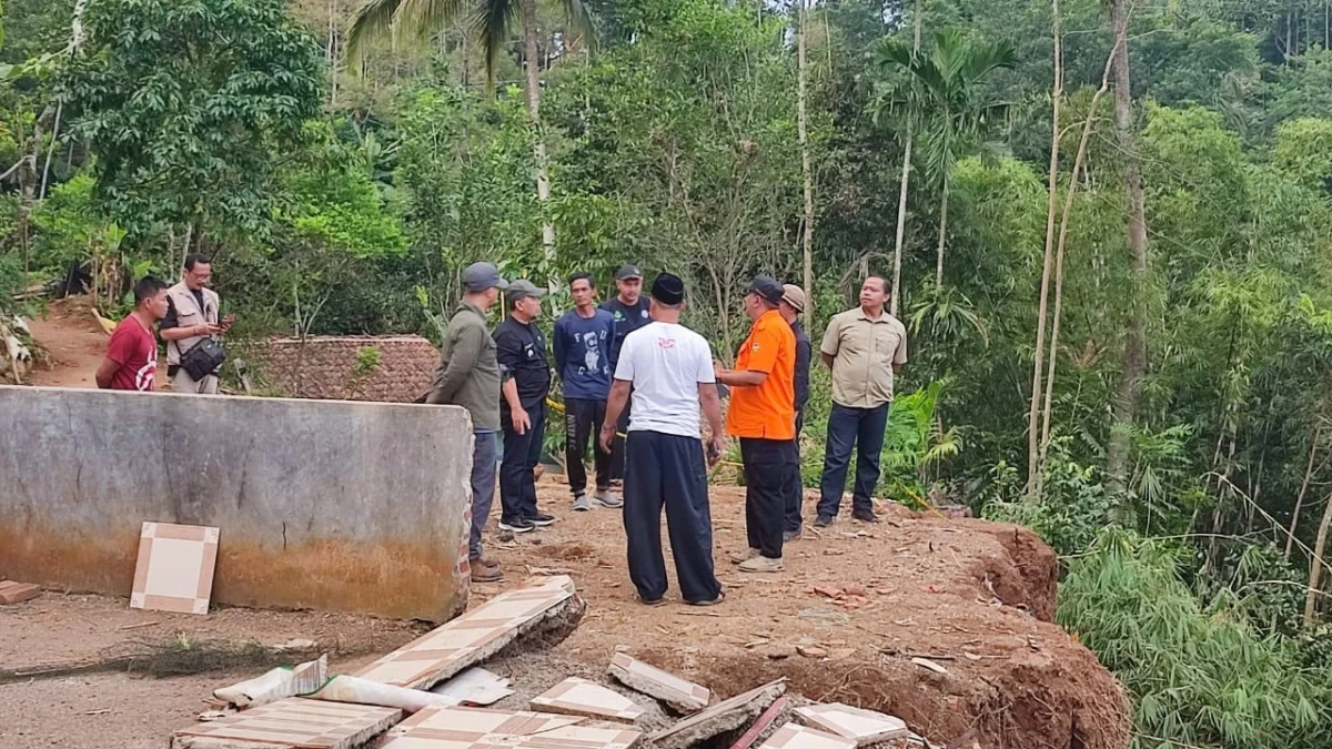 Badan Penanggulangan Bencana Daerah (BPBD) Kabupaten Tasikmalaya bersama Tim Pusat Vulkanologi, Mitigasi, Benc