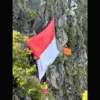 Bendera Merah Putih Raksasa Dikibarkan di Puncak Gunung Ciremai