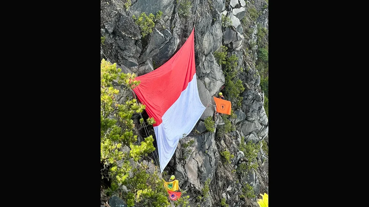 Bendera Merah Putih Raksasa Dikibarkan di Puncak Gunung Ciremai