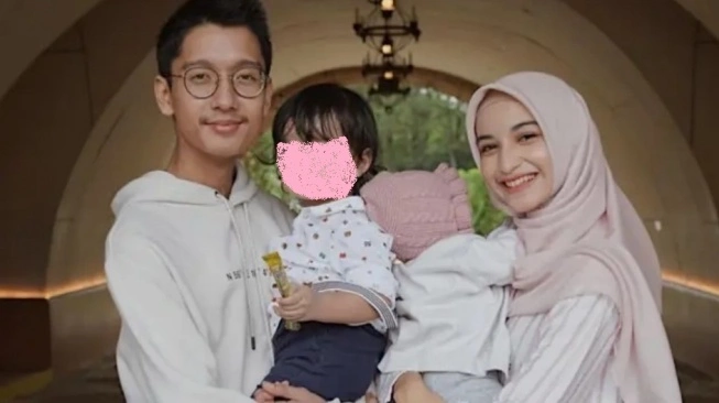 Cut Intan Nabila dan Armor Toreador bersama dua anak mereka.