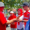 BERIKAN: Plt Camat Sumedang Utara, Maman Wasman saat memberikan hadiah kepada salah seorang peserta juara di A