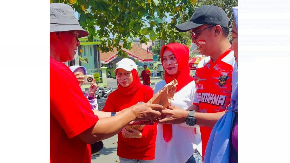 BERIKAN: Plt Camat Sumedang Utara, Maman Wasman saat memberikan hadiah kepada salah seorang peserta juara di A