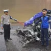 Panit 1 PJR Tol Cisumdawu IPDA Dimas Pebiana, menunjukan Wuling Almaz yang ringsek akibat kecelakaan.