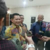 MEMENUHI SYARAT: Ketua KPU Sumedang Ogi Ahmad Fauzi saat diwawancara awak media seusai Rapat Pleno Rekapitulas