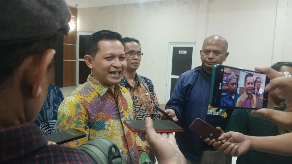 MEMENUHI SYARAT: Ketua KPU Sumedang Ogi Ahmad Fauzi saat diwawancara awak media seusai Rapat Pleno Rekapitulas