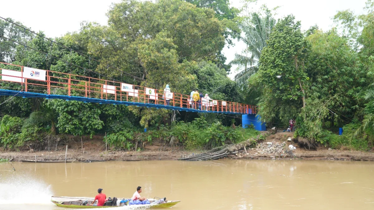 Bangun Jembatan Gantung, BRI Bantu Mobilitas Warga dan Dorong Ekonomi Masyarakat Desa