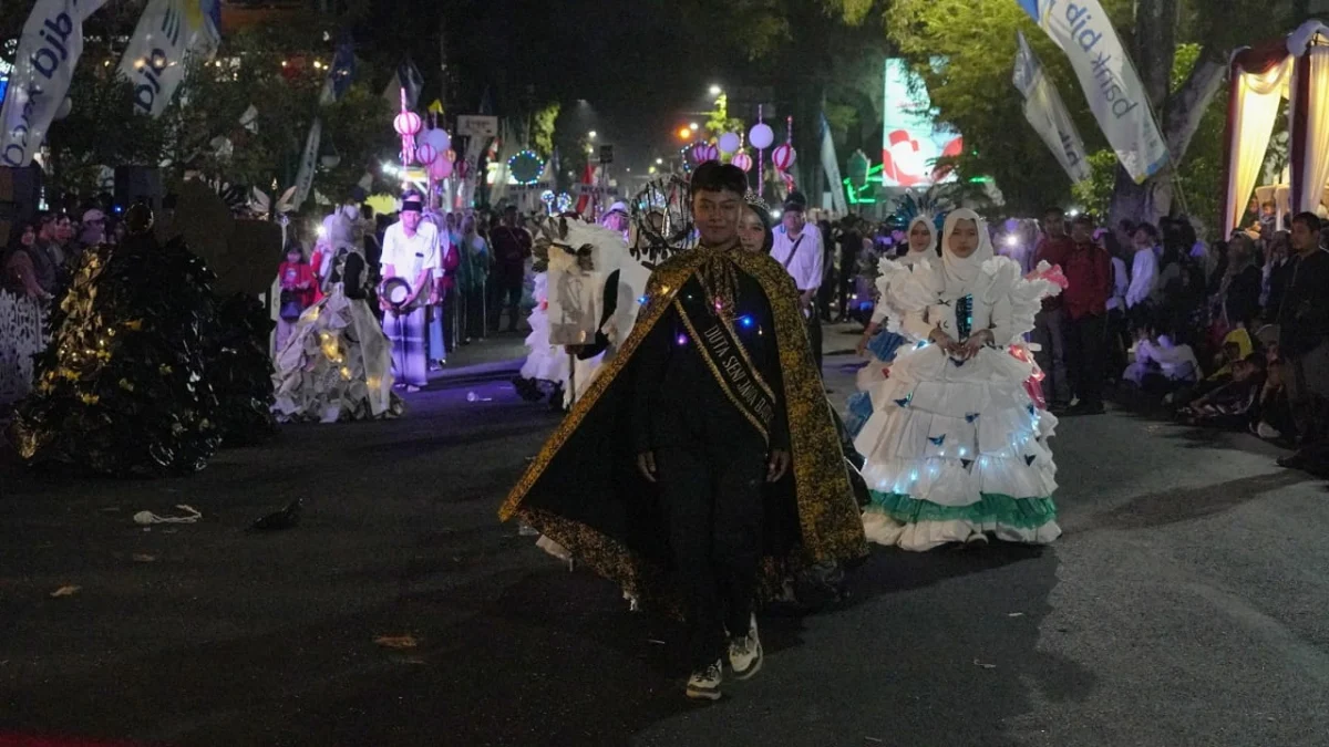 Ribuan Warga Sumedang Saksikan Pawai Lampion