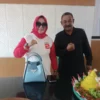 FOTO BERSAMA: Anggota DPRD Sumedang yang baru, Yuslita Sumartini Bilqis berfoto bersama mantan Kepala Desa Pas