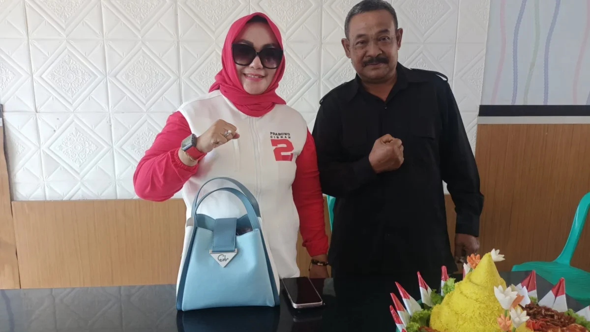 FOTO BERSAMA: Anggota DPRD Sumedang yang baru, Yuslita Sumartini Bilqis berfoto bersama mantan Kepala Desa Pas