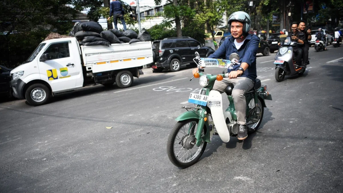 WEST JAVA FESTIVAL 2024: Bey Machmudin dan Tokoh Masyarakat Konvoi Motor Listrik