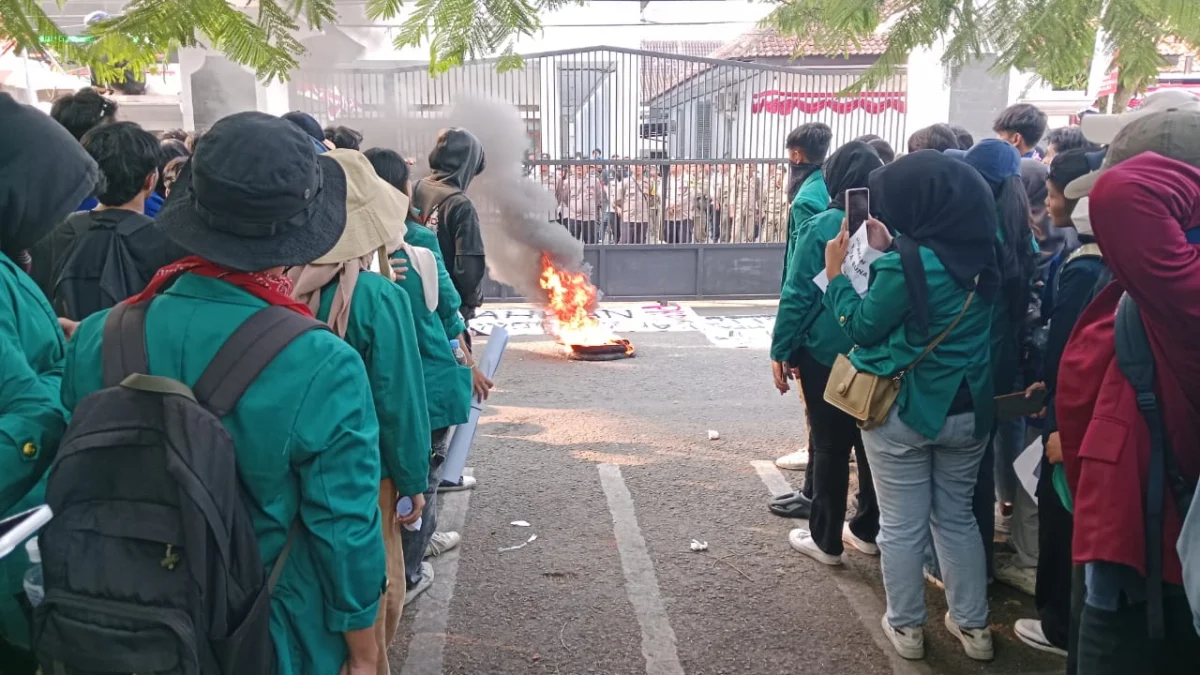 ahasiswa tiba di gedung DPRD Kabupaten Sumedang untuk mengawal putusan Mahkamah Konstitusi (MK), Jumat (23/8)