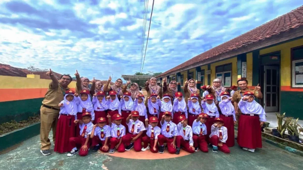 Siswa-siswi dan guru SDN Sukahayu Kecamatan Jalancagak foto bersama