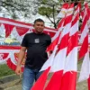 BERJUALA: Pedagang bendera dan pernak-pernik Agustusan Endi saat berbincang dengan Sumeks mengenai penjualan,