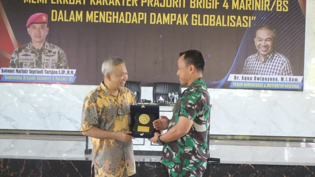 Motivator Nasional Dr Aqua Dwipayana Sampaikan Sharing: Perkuat Rasa Kebangsaan Prajurit Brigif 4 Marinir/BSMo